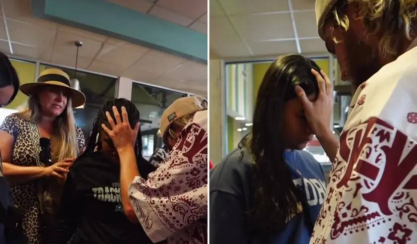 Atendentes de uma rede de fast food são batizadas com o Espírito Santo após serem evangelizadas